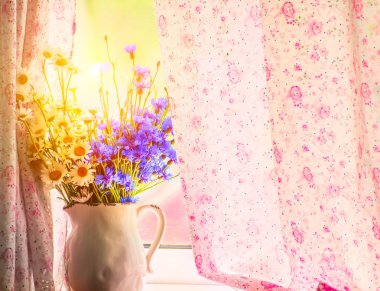 Basit bir buket Peygamber ve chamomiles penceresinde alan çiçek. Kırsal basit eşyalar, rahat bir ev atmosferini. Provence stili.