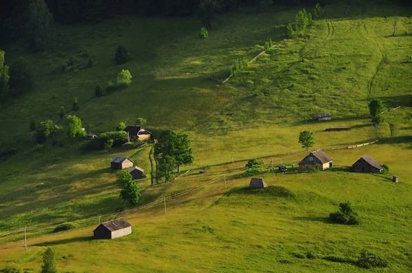 Las Casas Rurales Son Altas Las Montañas Prados Verdes Vista — Foto de Stock