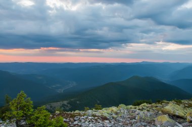 Akşam dağların tepesinde. En fazla, güzel günbatımı gökyüzüne mesafe içine görüntülemek.