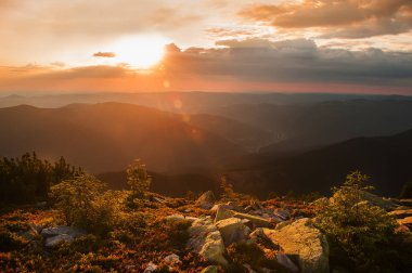 Akşam dağların tepesinde. En fazla, güzel günbatımı gökyüzüne mesafe içine görüntülemek.