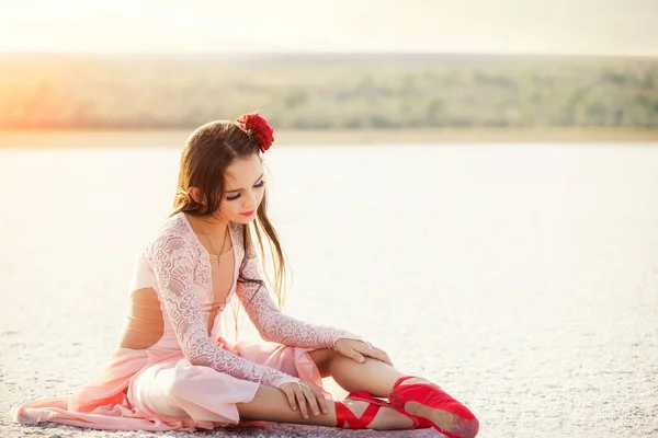 Балерина Танцовщица Розовом Платье Белоснежном Соленом Озере Пейзаж Девушка Красной — стоковое фото