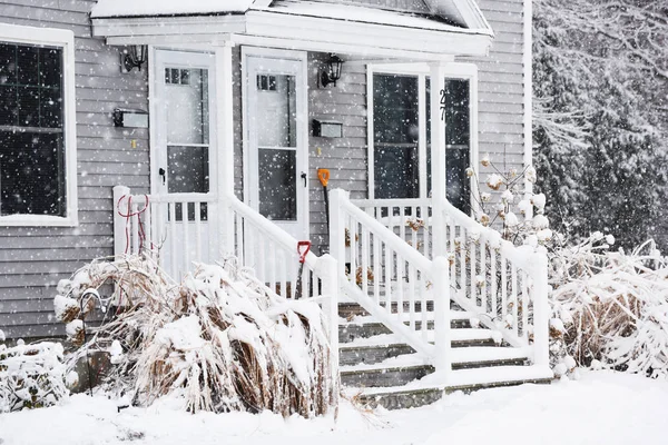 Mały Przytulny Dom Pokryty Śniegiem Podczas Opadów Śniegu Atmosfera Zimowego — Zdjęcie stockowe