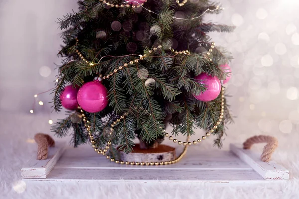 Ein Kleiner Weihnachtsbaum Girlanden Und Spielzeug Und Leuchtenden Lichtern Die — Stockfoto