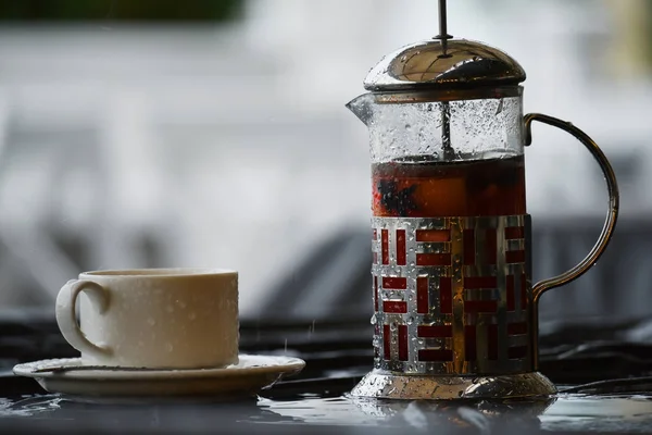 Tetera Vidrio Con Taza Una Mesa Café Calle Bajo Lluvia — Foto de Stock