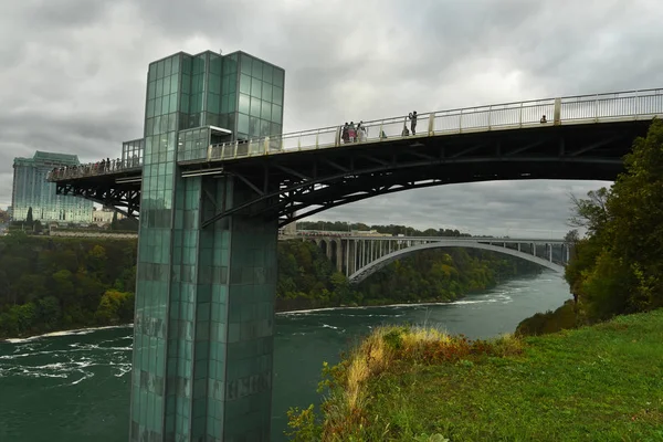 Utsikt Över Observationsdäcket Vid Niagarafallen Turister Observationsdäcksbron Tar Bilder Och — Stockfoto