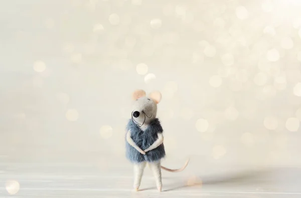 Іграшка Білої Миші Щура Шубці Білому Тлі Блискучі Боке Вогні — стокове фото