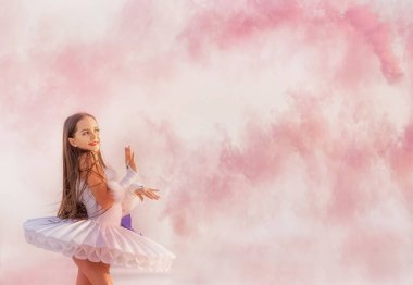 Kar beyazı etekli elbisesi ve pembe dumanlı beyaz uçlu ayakkabıları olan narin genç bir balerin. Tuzlu, kurumuş bir gölde. Muhteşem bir manzara ve bir kız balerin.