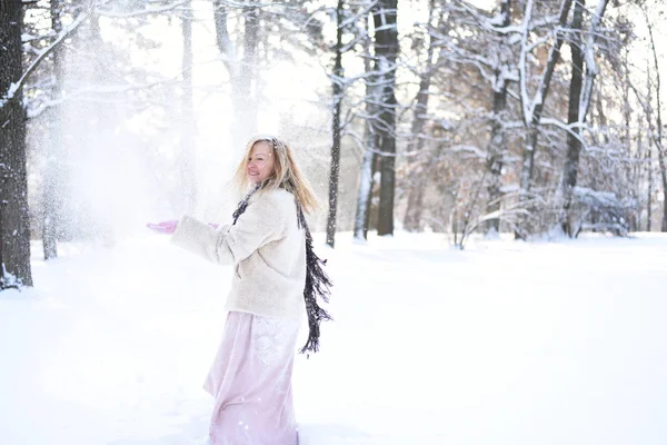 Веселая Девушка Зимнем Лесу Веселится Падающем Снегу — стоковое фото