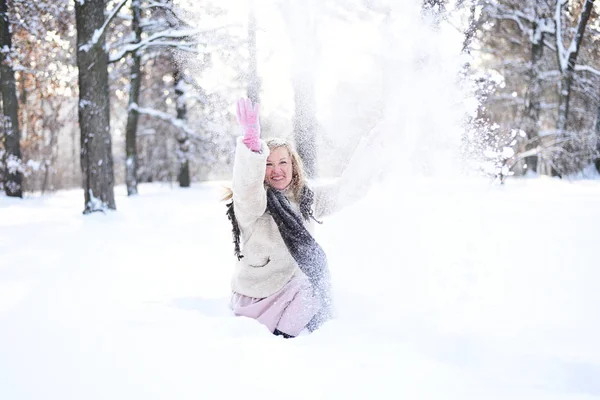 Fille Gaie Dans Forêt Hiver Amuse Dans Neige Tombante — Photo