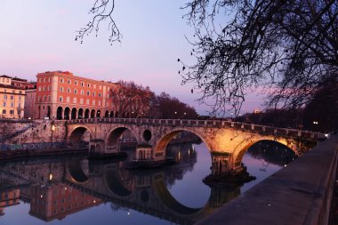 Tiber Nehri 'nin kıyısındaki sette akşam. Roma. İtalya. Nehir boyunca köprü manzarası..