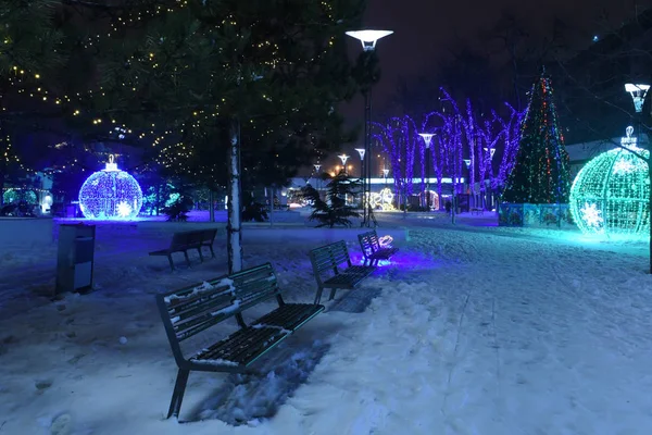 Noel Yeni Yıl Tatillerinde Parlak Çelenkler Süslemelerle Süslenmiş Sokağın Gece — Stok fotoğraf