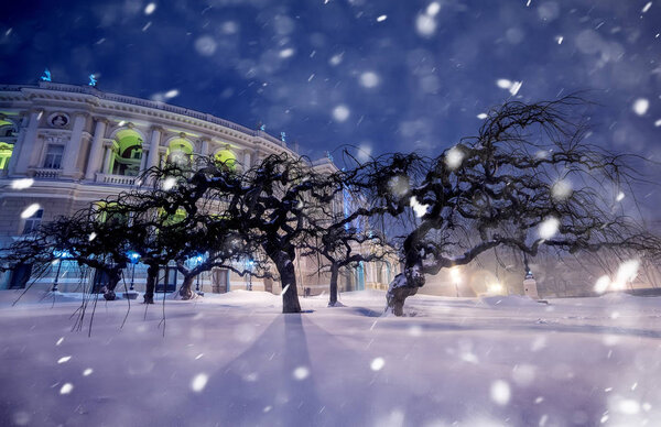 Ночное фото улиц города во время снегопада. Театр оперы и балета - исторический центр города в плохую погоду. Одесса. Украина
.