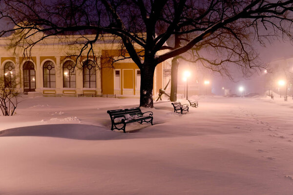 Ночное фото улиц города во время снегопада. исторический центр, аллея со скамейками. Одесса. Украина
.