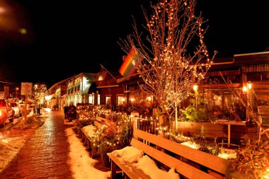 Noel ve yeni yıl tatillerinin arifesinde küçük bir gece şehrinin sokakları. Okyanus kıyısındaki Amerikan kasabası. Usa. Maine