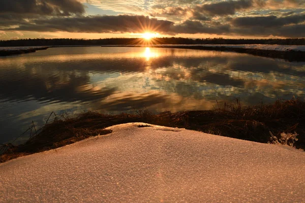 Winterlandschap Waterreservoir Bij Zonsondergang Prachtige Zonsondergang Hemel Zon Ondergaand Horizon — Stockfoto
