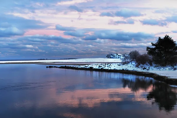 Vinterlandskap Atlantisk Kust Vid Solnedgången Vacker Solnedgång Himmel Återspeglas Vattnet — Stockfoto