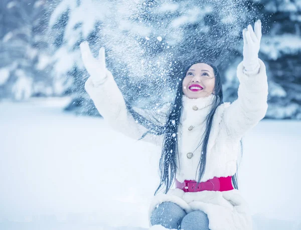 Девушка Азиатской Внешности Бросает Снег Поляну Снегу Среди Больших Елок — стоковое фото