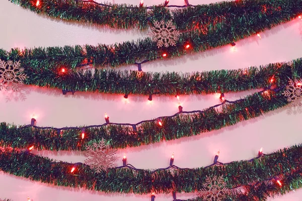 Bloemenslinger Decoraties Voor Het Nieuwe Jaar Kerstmis Aan Muur — Stockfoto