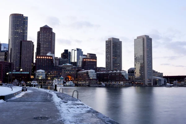 Körfezden ve güverteden Boston 'a kış manzarası. Usa. Massachusetts.