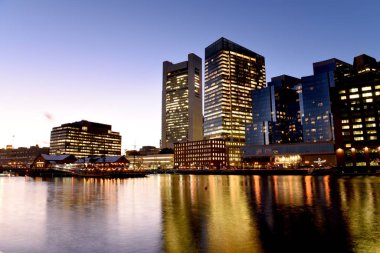 Boston kışının gece manzarası. Nehir körfezi manzarası, köprüler ve gece binaları. Usa. - Boston. Massachusetts.