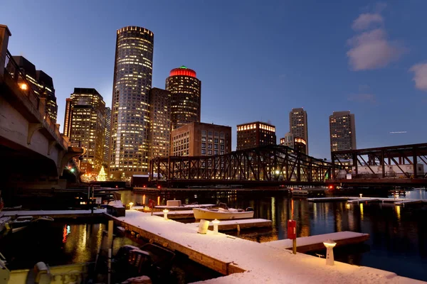 冬のボストンの夜景 川の湾 橋や夜の建物のビュー アメリカ ボストン — ストック写真