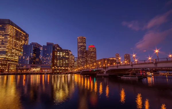 冬のボストンの夜景 川の湾 橋や夜の建物のビュー アメリカ ボストン — ストック写真