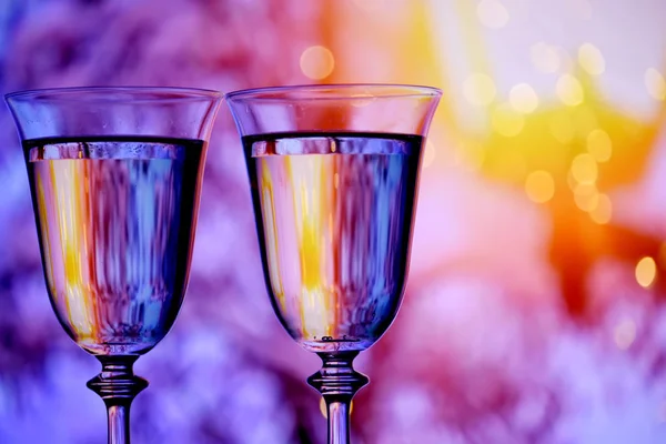 Due Bicchieri Con Spumante Champagne Sfondo Festivo Con Luci Bokeh — Foto Stock