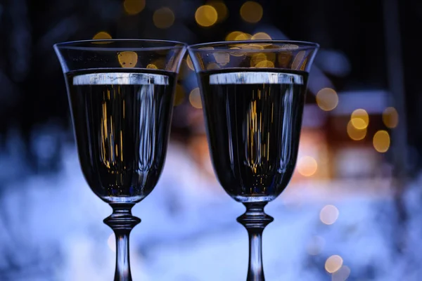 Due Bicchieri Con Spumante Sfondo Serale Invernale Con Spumante Bokeh — Foto Stock