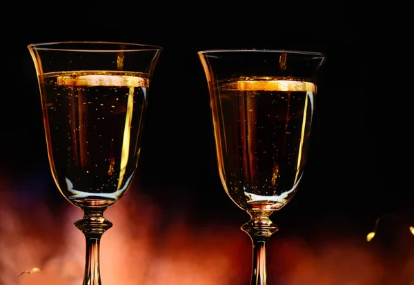 Kutlama Sihir Mutluluk Dolu Karanlık Bir Atmosferde Şampanya Köpüklü Şarap — Stok fotoğraf
