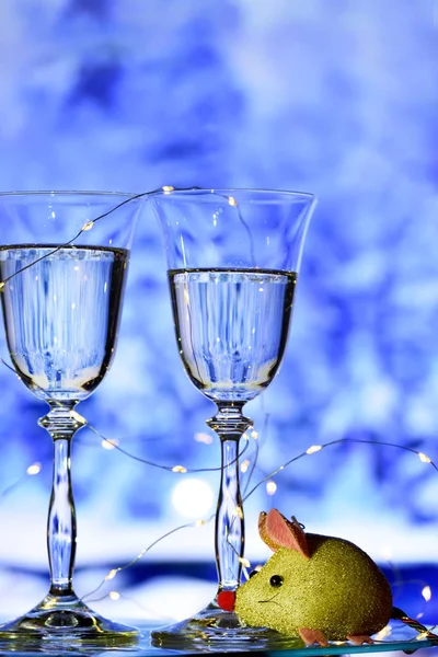 Dois Copos Com Champanhe Espumante Fundo Azul Festivo Com Luzes — Fotografia de Stock