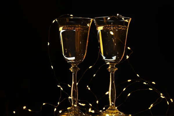Due Bicchieri Con Champagne Spumante Sfondo Scuro Spumante Bokeh Atmosfera — Foto Stock