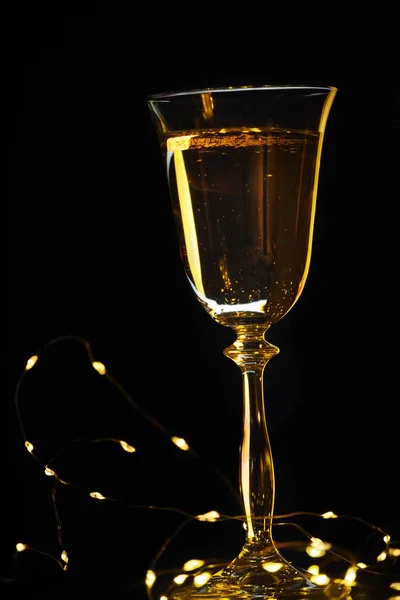 Copo Com Champanhe Espumante Fundo Escuro Bokeh Espumante Atmosfera Celebração — Fotografia de Stock