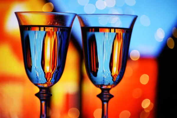 Due Bicchieri Con Spumante Champagne Sfondo Festivo Con Luci Bokeh — Foto Stock