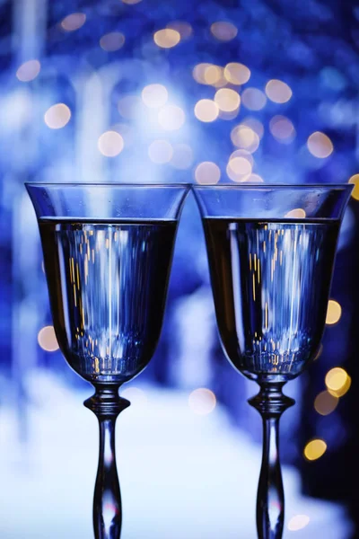Due Bicchieri Con Spumante Champagne Sfondo Festivo Con Luci Bokeh — Foto Stock