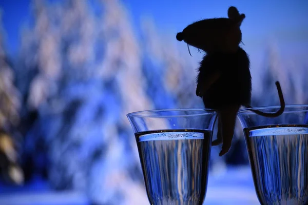 Zwei Gläser Mit Champagner Und Die Schwarze Silhouette Einer Ratte — Stockfoto