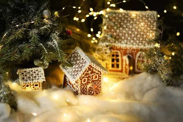 Lebkuchenhäuser Verschiedenen Größen Inmitten Winterlicher Dekoration Funkelnde Lichter Hintergrund Magische — Stockfoto