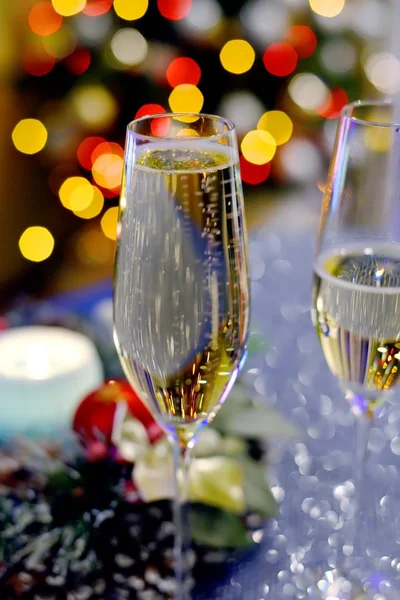 Bicchieri Con Champagne Sullo Sfondo Albero Natale Sotto Luci Concentrazione — Foto Stock