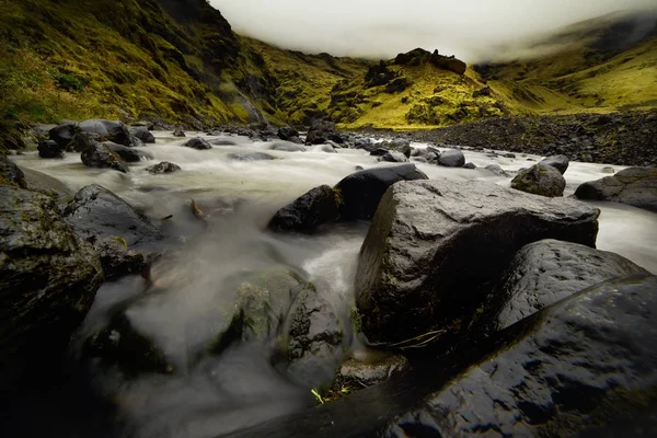 Typische Ijslandse Landschap Rivier Huidige Amney Bergen Mist Sombere Mistige — Stockfoto