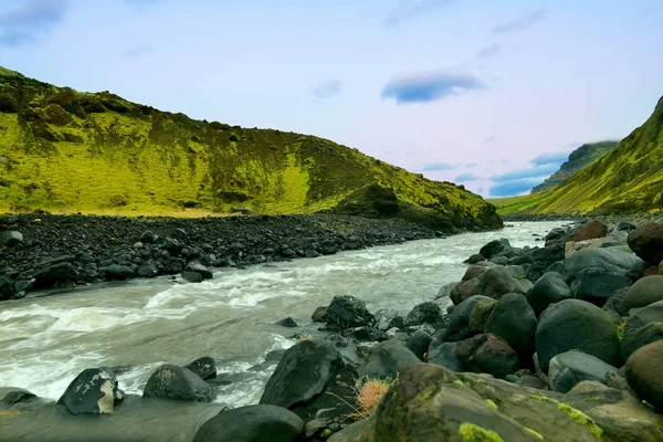 Типичный Исландский Пейзаж Река Настоящее Время Амни Горы Тумане Мрачная — стоковое фото