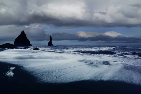 Черный Песчаный Пляж Деревне Вик Исландия Черно Белый Минималистический Морской — стоковое фото