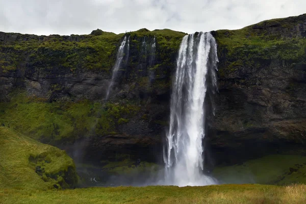 Una Potente Cascata Tra Rocce Ricoperte Muschio Verde Islanda Dark — Foto Stock