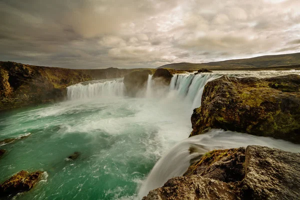 Ein Schöner Wasserfall Gefrorene Bewegung Von Wasserströmen Auf Einer Langen — Stockfoto