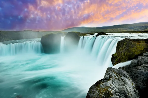 Uma Bela Cachoeira Movimento Congelado Córregos Água Uma Longa Exposição — Fotografia de Stock