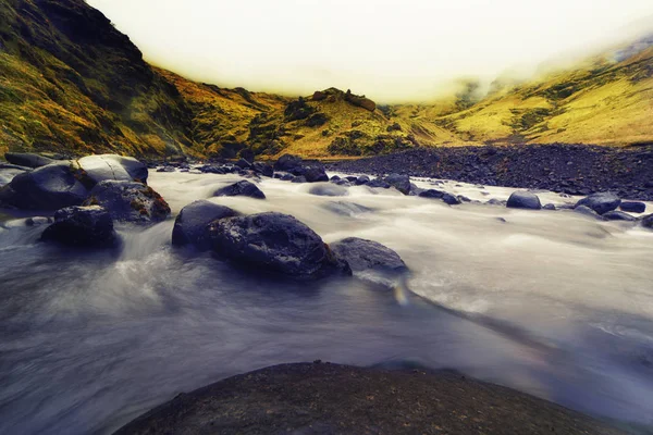 Typisch Isländische Landschaft Der Fluss Ist Strömungskanal Berge Nebel Trübes — Stockfoto