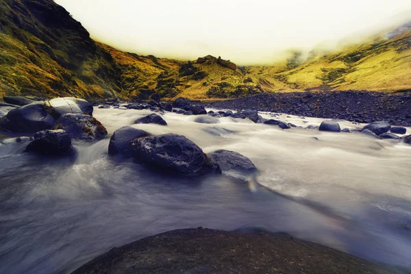 Typische Ijslandse Landschap Rivier Huidige Amney Bergen Mist Sombere Mistige — Stockfoto