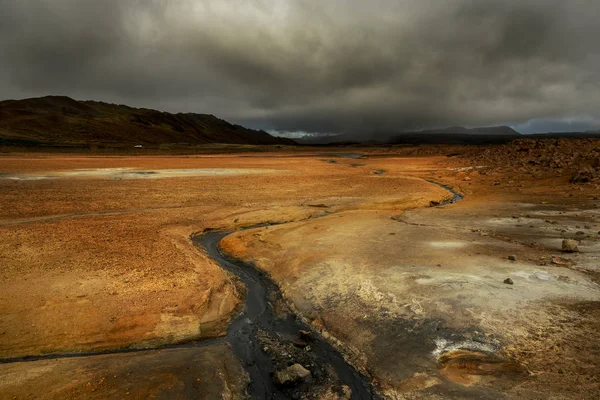 Jeotermal Yayları Gayzerleri Olan Bir Vadi Tepelerin Kaplıcaların Muhteşem Manzarası — Stok fotoğraf