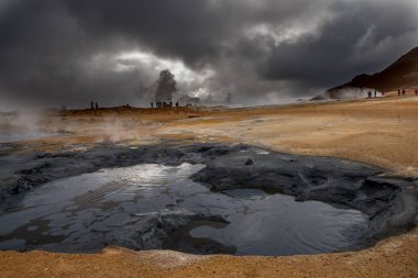 Jeotermal yayları ve gayzerleri olan bir vadi. Tepelerin ve kaplıcaların muhteşem manzarası. İzlanda 'nın kuzeydoğusunda bir Naumafjal Hver jeotermal bölgeleri.