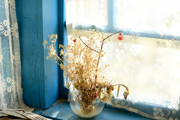 Vadlá Kytice Divokých Květin Starém Dřevěném Okně Verandy Styl Ročníku — Stock fotografie