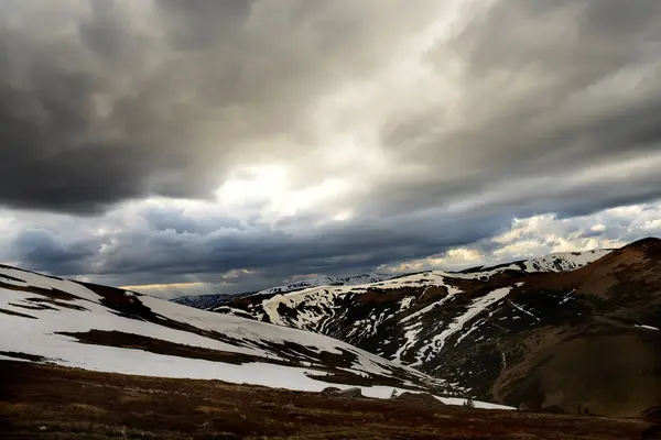 Baharın Başında Son Kar Yağan Dağlar Harika Bir Dağ Manzarası — Stok fotoğraf