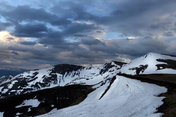 Βουνά Τελευταίο Χιόνι Στις Αρχές Της Άνοιξης Υπέροχη Έκταση Του — Φωτογραφία Αρχείου